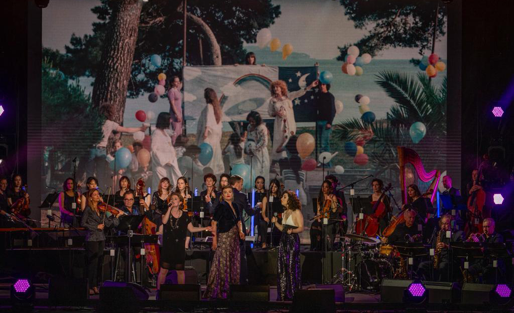 « Sœurs Jumelles, joyeusement féministe » : un spectacle qui célèbre les femmes, la musique et le cinéma !